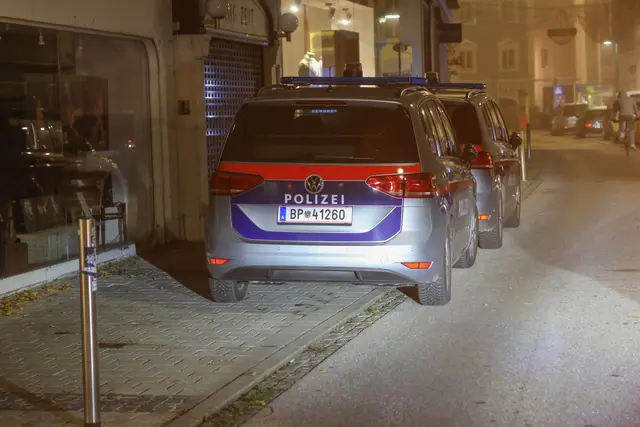 Extreme Gewalt: Die Front des Juwelierladens Neundlinger in der Welser Innenstadt wurde von den Tätern offenbar mit einem Fahrzeug durchschlagen. | Foto: laumat.at