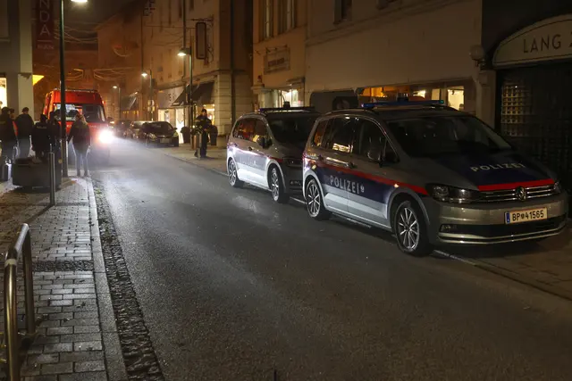 Extreme Gewalt: Die Front des Juwelierladens Neundlinger in der Welser Innenstadt wurde von den Tätern offenbar mit einem Fahrzeug durchschlagen. | Foto: laumat.at