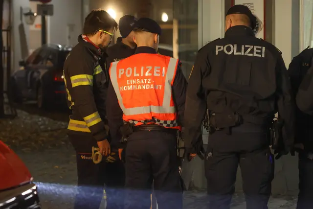 Extreme Gewalt: Die Front des Juwelierladens Neundlinger in der Welser Innenstadt wurde von den Tätern offenbar mit einem Fahrzeug durchschlagen. | Foto: laumat.at