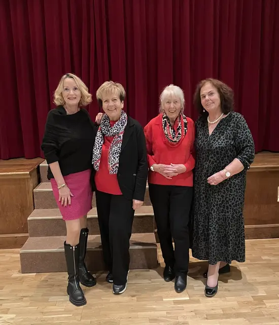 kfb und kbw Frauen unter sich! vlnr Tania Zawadil von der kfb Regionalstelle Wörgl, kfb Kössen Leiterin Josefine Schlechter, übrigens auch die Leiterin des dortigen Frauentreffs, Bibelrundenleiterin und ehemalige kbw Leiterin in Kössen Vroni Braun und Evi Oberhauser vom kbw Kitzbühel.