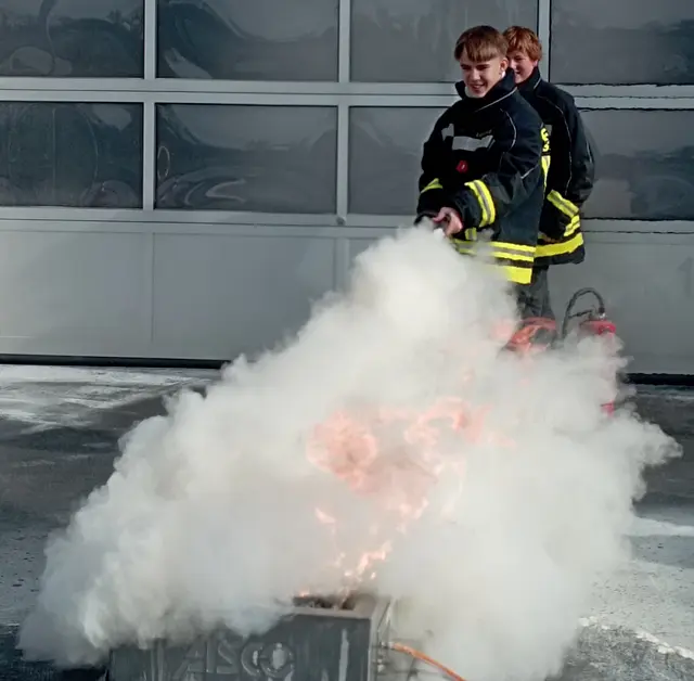 Die 4. Klassen der S/MS St. Valentin/Schubertviertel erlebten bei der Feuerwehr St. Valentin Theorie und Praxis der Brandbekämpfung hautnah. | Foto: Sport/Mittelschule St. Valentin