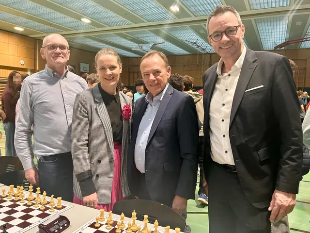 v.l.n.r.: Josef Zauner (Initiator des Turniers), Kristina Mandl (Leiterin der Abteilung Kunst, Kultur und Kreativität im Bildungsministerium), Bezirksvorsteher Gerald Bischof (SPÖ) und Markus Michelitsch (Direktor des GRG23) | Foto: BV23/Kaiser