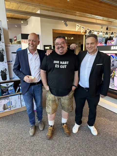 Christian Achenreibner, GF Udo Lechner, Peter Speigl freuen sich bei der RED ZAC Lechner Hausmesse über ein gelungenes Event. | Foto: RED ZAC