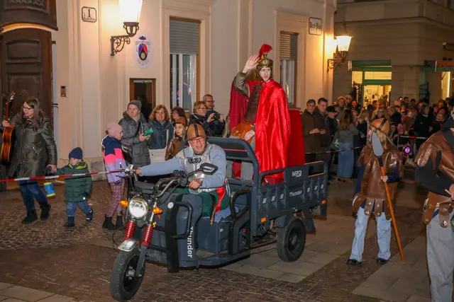 Der Heilige Martin wurde heuer mit dem elektrischen Lastendreirad vorgefahren. | Foto: Armin Russold