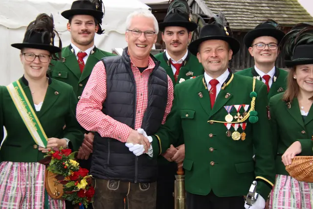 Frank Gleim mit Prangerschützen-Hauptmann Franz Brandauer.