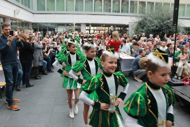 Titelfoto Linz-Land: Mit dem traditionellen Narrenwecken hat die Faschingsgilde Ei-li-scho Rufling am 9. November die neue Faschingssaison feierlich eröffnet – und das mit bester Stimmung und einem bunten Programm im Leondinger Atrium. | Foto: MeinBezirk Linz-Land