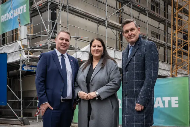 v.l.: Vizekanzler und Wohnminister Andreas Babler, Vizebürgermeisterin und Wohnbaustadträtin Kathrin Gaál, Innovations- und Infrastrukturminister Peter Hanke (alle SPÖ) machten sich ein Bild von der neuartigen Sanierungsmethode.  | Foto: BMIMI Tobias Holzer