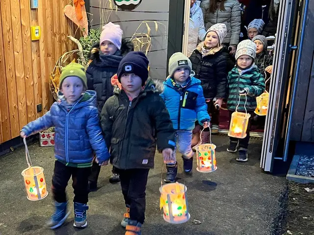 Auf dem Weg in die Kirche wurden Laternenlieder gesungen. | Foto: Wutte