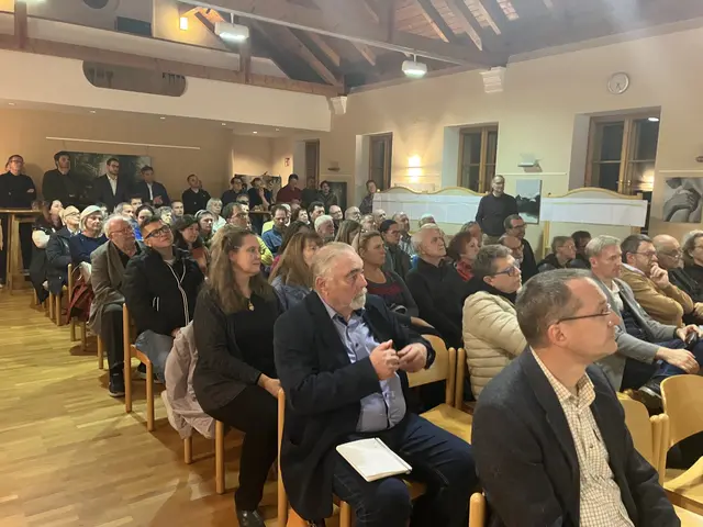 Der Gemeindesaal von Alland war bestens besucht. Das Interesse an einem wirksamen Lärmschutz ist nach wie vor groß. | Foto: Stockmann
