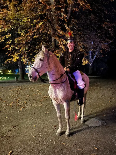 St. Martin auf seinem Pferd, war wohl die Hauptattraktion des Abends für so manche Kinder. | Foto: Lucia Königer