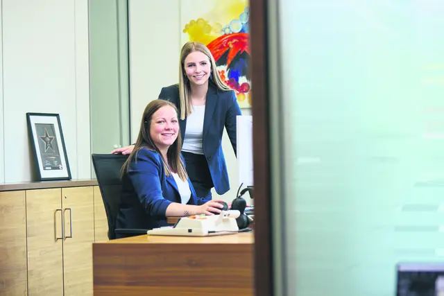 Maria Rohrmoser (rechts) ist seit ihrem Pflichtpraktikum ein wertvoller Bestandteil des Teams. | Foto: WKS/Hechenberger