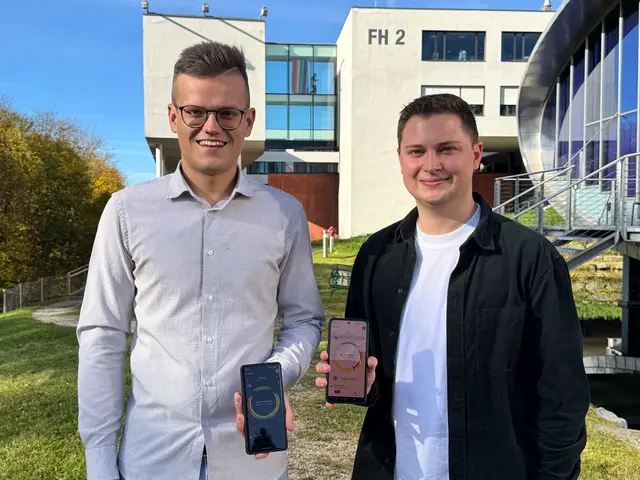 Die FH-OÖ-Absolventen Tobias Fischer und Michael Zauner entwickelten im Rahmen des Forschungsprojekts INNOnet eine App, die den Energieverbrauch und variable Netztarife in Echtzeit darstellt. | Foto: FH OÖ