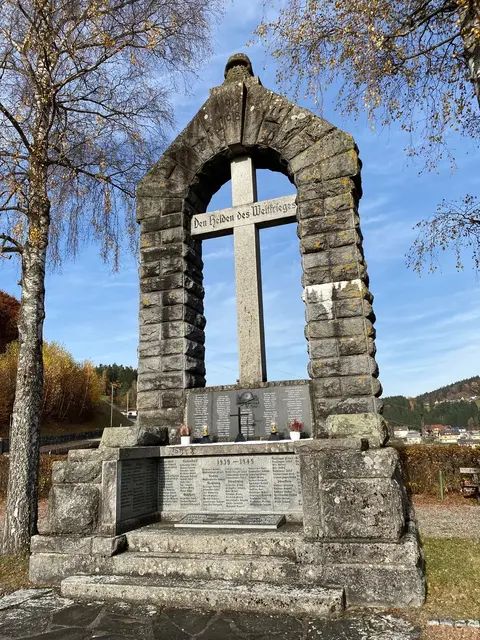 Das Kriegerdenkmal in Helfenberg wurde um einen Gedenkstein an die Euthansie-Opfer erweitert.  | Foto: Schweighofer
