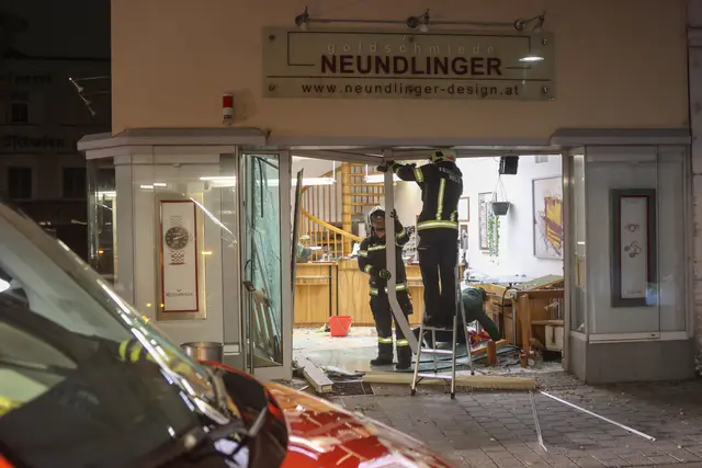 Extreme Gewalt: Die Front des Juwelierladens Neundlinger in der Welser Innenstadt wurde von den Tätern offenbar mit einem Fahrzeug durchschlagen. | Foto: laumat.at