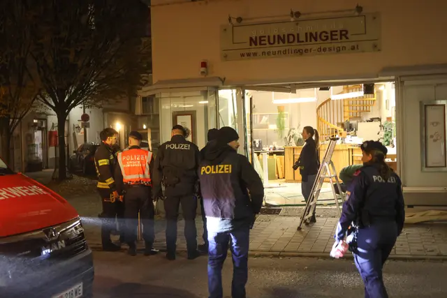 Extreme Gewalt: Die Front des Juwelierladens Neundlinger in der Welser Innenstadt wurde von den Tätern offenbar mit einem Fahrzeug durchschlagen. | Foto: laumat.at