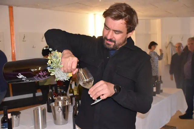 Christoph Wachter schenkt das erste Glas mit dem gesegneten Jungwein 2025 ein. | Foto: Michael Strini