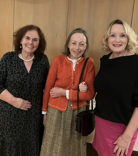 Evi Oberhauser (li) und Tania Zawadil (re) mit der jahrelang sehr engagierten kbw Kitzbühel Frau Elisabeth Haderer.