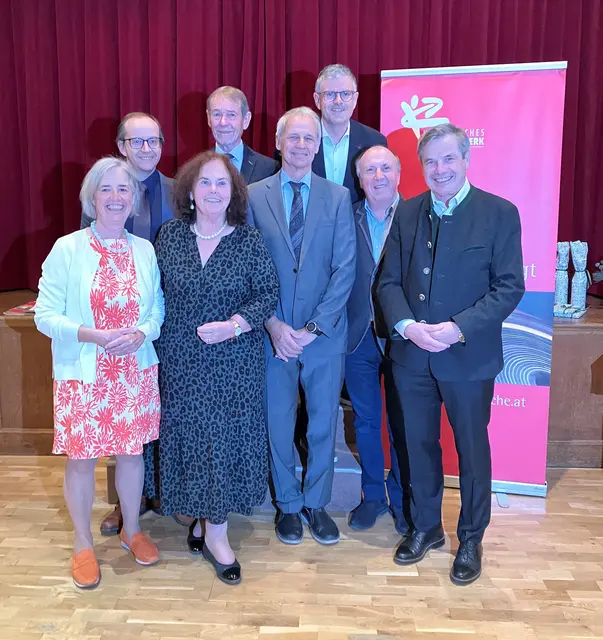 Das kbw Kitzbühel Team mit den Gratulanten:
Vlnr vorne: Burgi Hauser, Eva Oberhauser, Karl Hauser (Leiter), Pfarrer Michael Struzynski, PGR Obmann Anton Bodner.
Vlnr hinten: Andreas G. Weiß (Direktor kbw Salzburg), Harald Rupert (ehem. Leiter kbw Kitzbühel), Bürgermeister Klaus Winkler.
 | Foto: kbw