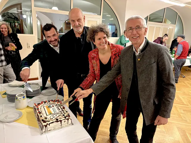 Andreas Rath, Fery Berger, neue Obfrau Marie-Theres Zirm und Erwin Stubenschrott (v .li.) schnitten die Geburtstagstorte an. | Foto: MeinBezirk/Helmut Riedl