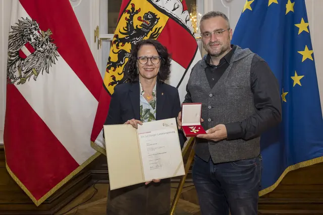 Landesrätin Daniela Gutschi überreicht Alexander Iseinoski (rechts) aus Obertrum am See das Lebensrettungs-Verdienstzeichen des Landes Salzburg.  | Foto: Land Salzburg/Neumayr/Leopold