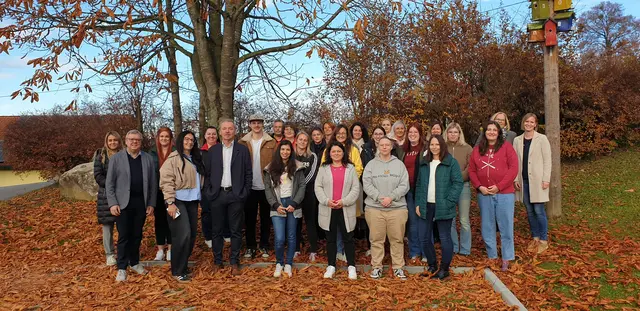 Teilnehmende der Ausbildung sowie Herwig Matejka, stellv. Geschäftsstellenleiter des AMS Hartberg/Fürstenfeld (1.v. links vorne) und Gottfried Walter, Geschäftsstellenleiter des AMS Gleisdorf (3.v.links vorne). | Foto: zam