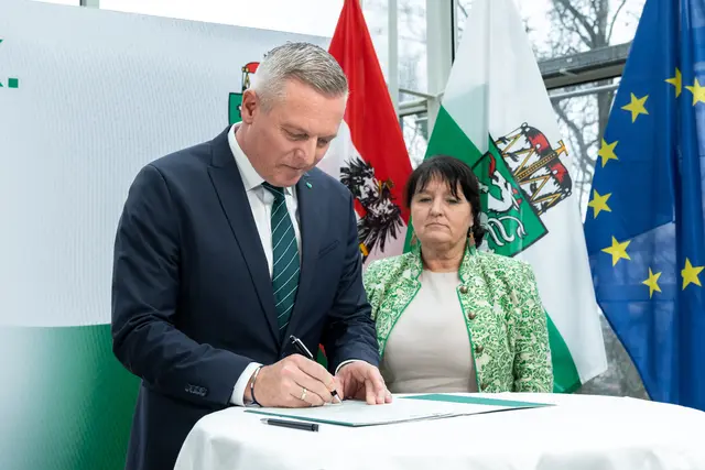 Nulllohnrunde für Landeshauptmann Mario Kunasek und Landeshauptmann-Stellvertreterin Manuela Khom, Dreijahres-Gehaltsabschluss bei den Landesbediensteten – darauf hat man sich in der Steiermark geeinigt.  | Foto: Land Steiermark/Binder