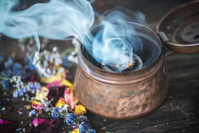 Das Räuchern mit Weihrauch und verschiedensten Kräutern und Pflanzen zur Weihnachtszeit und um den Jahreswechsel ist eine uralte Tradition, die sich mittlerweile wieder immer größerer Beliebtheit erfreut. | Foto: Adobe Stock / Sonja Birkelbach 