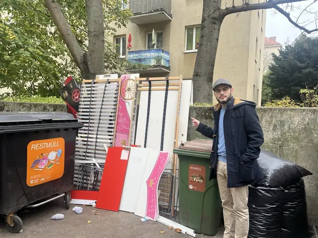 Edin Cajlakovic, Bezirkssprecher und stellvertretender Klubvorsitzender der Neos in Rudolfsheim-Fünfhaus, setzt sich für einen Sperrmülltag ein.  | Foto: Neos 