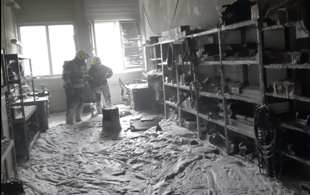 Im Gewerbegebiet Heiligenkreuz kam es Mittwoch zu einer Explosion in der Werkstatt eines Betriebes.  | Foto: Feuerwehr Heiligenkreuz im Lafnitztal