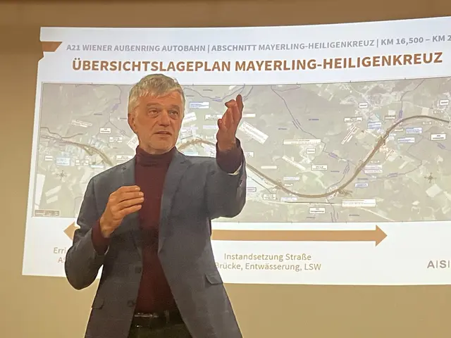 Karl Zeilinger vor dem Plan der Sanierung von acht Kilometern zwischen Mayerling und Heiligenkreuz. Die Sanierung beinhaltet auch die Lärmschutzwand. | Foto: Stockmann