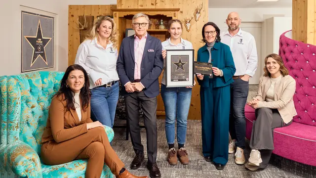 Bei der Verleihung (v. l.): WKS-Bezirksstellenobfrau Elke Steinbacher, Corinna Kirchschlager, WKS-Präsident Peter Buchmüller, Julia Planitzer, Landesrätin Daniela Gutschi, Johann Kirchschlager und Martina Plaschke vom Fachbereich Lehre in der WKS. | Foto: WKS/Hechenberger