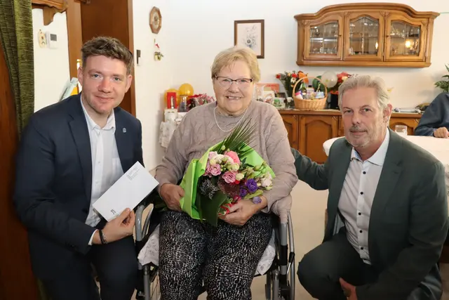 Geburtstagskind Elisabeth Hofer freute sich über den netten Besuch. | Foto: Stadtgemeinde Neunkirchen