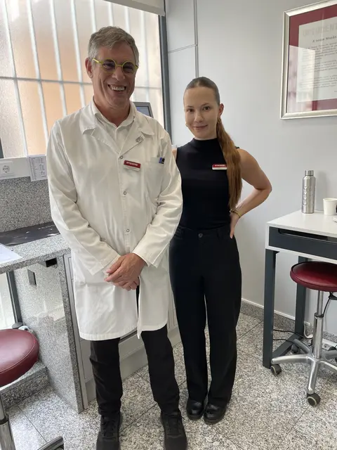 Lena Pötscher mit ihrem Ausbilder in Portugal.