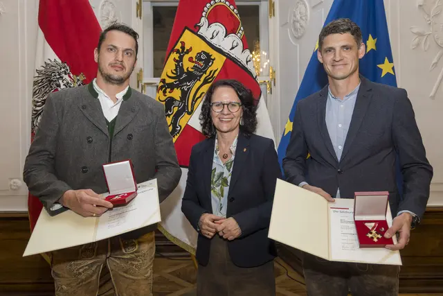 Landesrätin Daniela Gutschi überreicht Johannes Rettensteiner und Johannes Weidinger das Lebensrettungs-Verdienstzeichen des Landes Salzburg | Foto: Land Salzburg/Neumayr/Christian Leopold