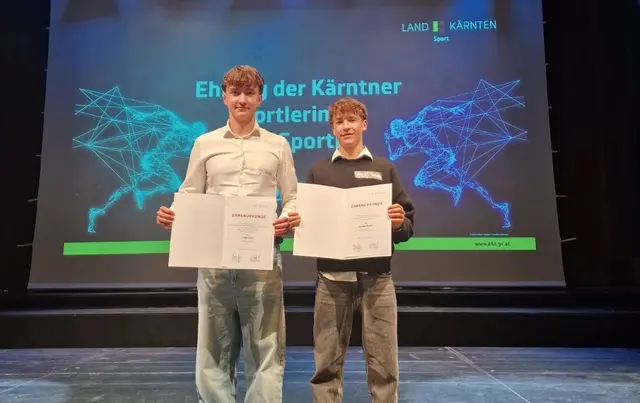 Filippo Kassl (links) bei der Ehrung mit Santiago Wrolich. Er bekam die Auszeichnung für die herausragende sportliche Leistung bei den CSIT World Sport Games. | Foto: Privat