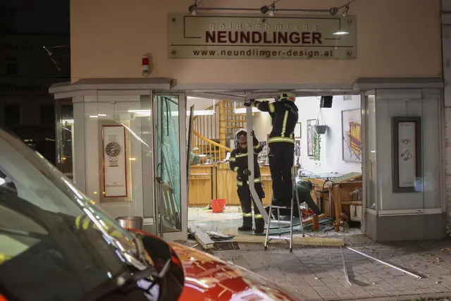 Extreme Gewalt: Die Front des Juwelierladens Neundlinger in der Welser Innenstadt wurde von den Tätern offenbar mit einem Fahrzeug durchschlagen. | Foto: laumat.at