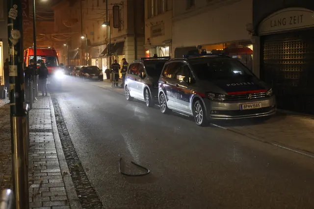 Extreme Gewalt: Die Front des Juwelierladens Neundlinger in der Welser Innenstadt wurde von den Tätern offenbar mit einem Fahrzeug durchschlagen. | Foto: laumat.at