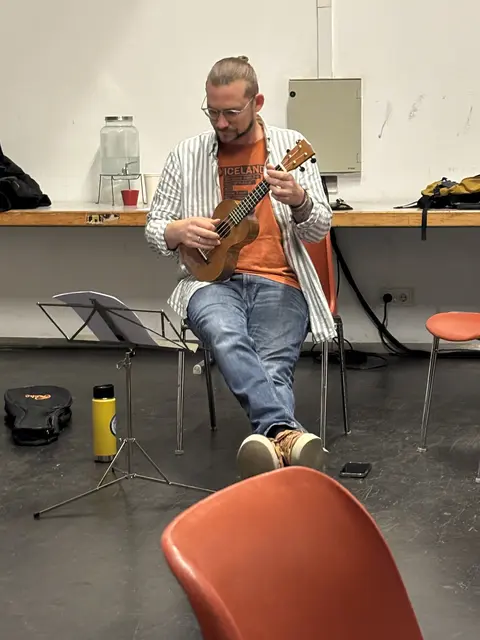 Seit seinem 15. Lebensjahr macht Chris May Musik, seit zehn Jahren kann er vom Unterrichten, den Workshops und seinen Konzerten leben. Für ihn ist die Ukulele das optimale Begleitinstrument und perfekt für Reisen, da man es überallhin mitnehmen kann. | Foto: Schrofner