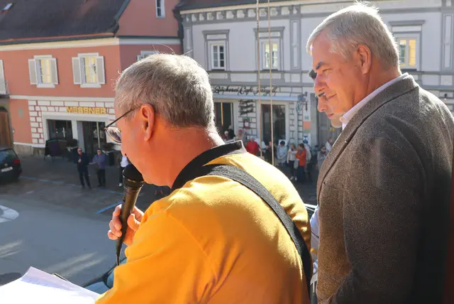 Auf dem Hauptplatz lauschten Neugierige der Rede | Foto: Gerhard Langmann