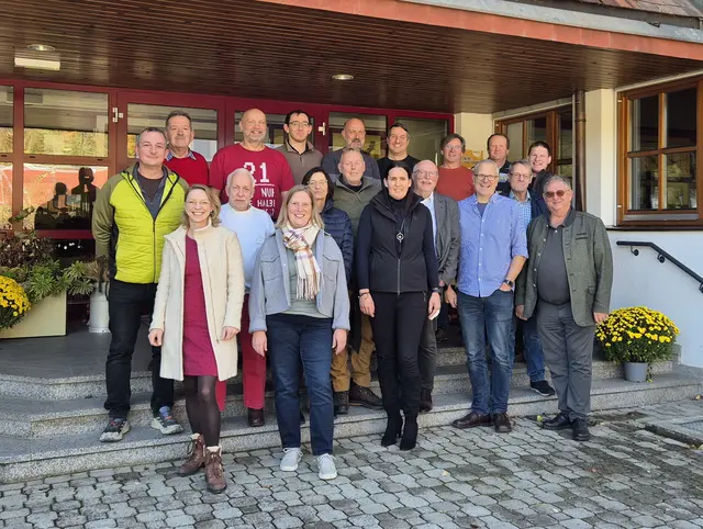 Projektbetreuerin Valeria Voit (vorne links) und Projektbetreuerin Karoline Ofenböck (2.v.l. vorne) mit den Lehrbeauftragen | Foto: Imkerschule Warth 