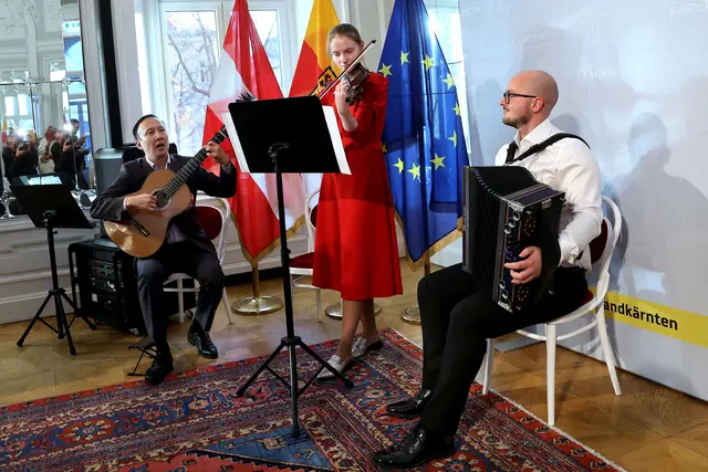 Für den musikalischen Rahmen sorgten die Studierenden Anastasiia Kislitsyna (Violine), Bulat Budaev (Gitarre) und Primož Gnidovez (Steirische Harmonika). | Foto: LPD Kärnten/Kuess