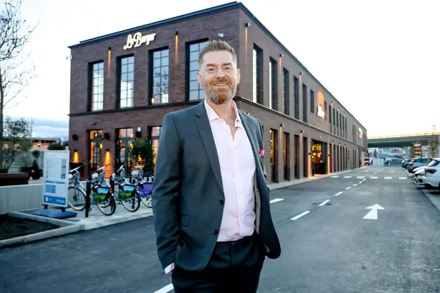 Jürgen Kreitner vor dem neuen Le Burger Restaurant. | Foto: Robin Consult lepsifoto