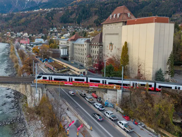 Mit durchfahrbaren Hebebühnen werden die 1.400 Tonnen schwere Stahlkonstruktion präzise an ihren Platz geschoben | Foto:  ÖBB/Sailerbrothers