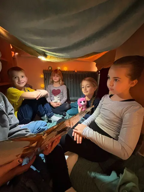 Die Mittel- und Volksschüler tauchten in gemütlichen Kuschelhöhlen in spannende Geschichten ein.  | Foto: iSMS Ulrichsberg