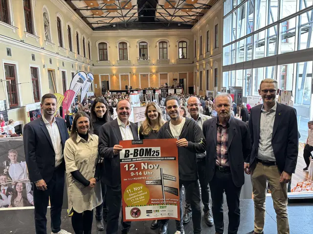 Ferdinand Reiner (Bildungsdirektion), Anita Simoner (Landesabteilung 6), Andrea Krammer (AUSZEIT), Bürgermeister Christoph Stark, Sarah Steger und Gilbert Vucsina von AUSZEIT, Stadtmarketing-Chef Gerwald Hierzi, Gottfried Walter (AMS) und Gemeinderat Julius Braunstein (v. l.)  | Foto: MeinBezirk/Markus Kopcsandi
