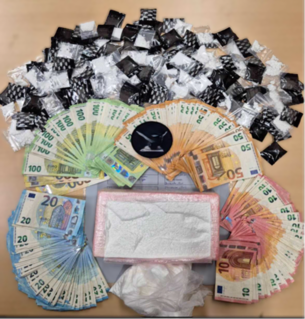 Im Zuge mehrerer Wohnungsdurchsuchungen konnten Drogen sowie Geld im niedrigen fünfstelligen Bereich aufgefunden werden. | Foto: LPD Wien