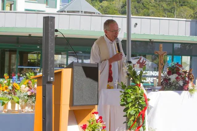 Pfarrer Roland Kerschbaum feierte den Wortgottesdienst. | Foto: Rotes Kreuz Salzburg