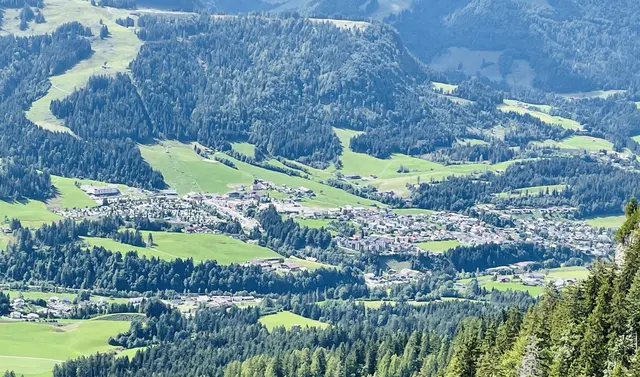 Ein neues Hotel soll an der Bergbahn entstehen (Bildbereich hi. Mi.). | Foto: Nikolaus Kogler