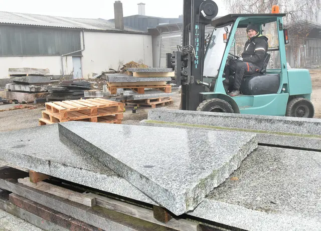 Bürgermeister Markus Baier hilft beim Abbau des Zechmeister Areals. | Foto: Herbert Schleich