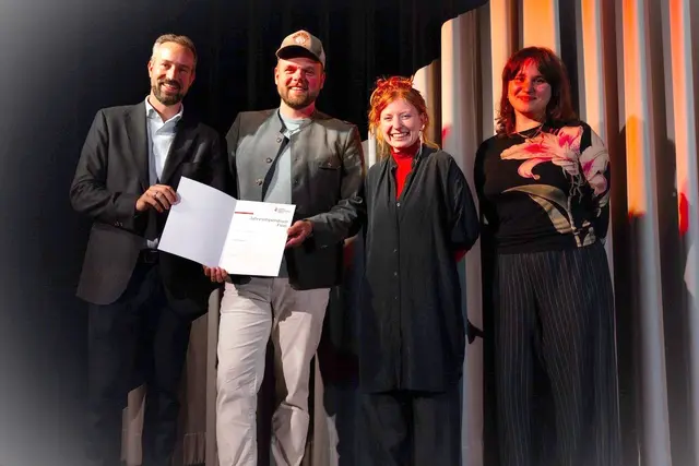 Landeshauptfrau-Stellvertreter Stefan Schnöll, Preisträger Simon Tasek, Elli Leeb und Zoe Borzi (beide Cinema Next). | Foto: Leon Zorn